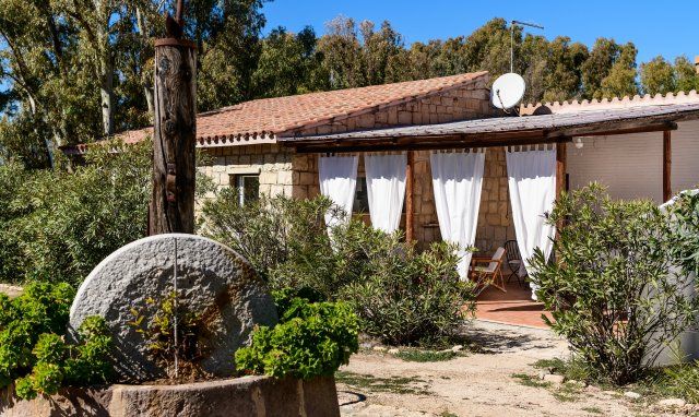 Casa Su Faru 3 | Alter Mühlstein vor der privaten Terrasse Alter Mühlstein vor Su Faru 3 Pula