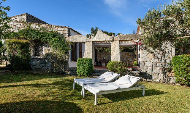 Casa 1 | Den Strand erreicht man in wenigen Schritten - direkt vom Garten Hausdarstellung Casa 1 Sant Elmo Südsardinien