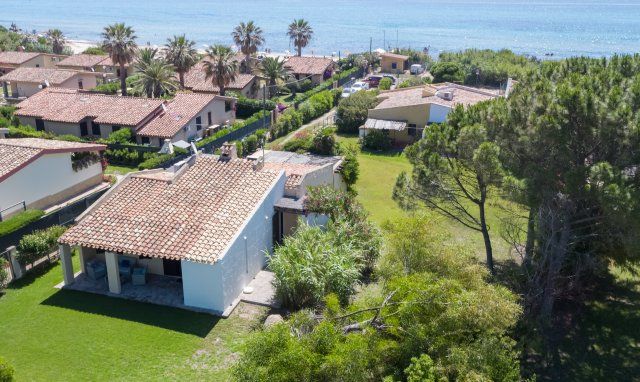 Villa Serena | Vom Haus, das in zweiter Reihe liegt, sind es nur wenige Meter zum Strand und zu Fuß zu den Geschäften Luftansicht, Villa Serena, Costa Rei