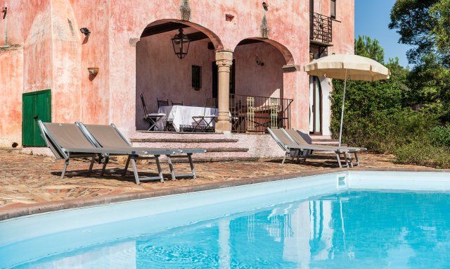 Villa del Sole | Von der schattigen Terrasse direkt in den erfrischenden, privaten Pool Hausdarstellung Villa del Sole, Is Molas, Pula , Südsardinien
