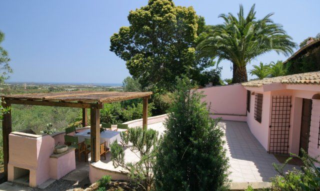 Villa Fiori 4 | Terrasse mit überdachtem Esstisch mit Barbecue und Meerblick Sardinien